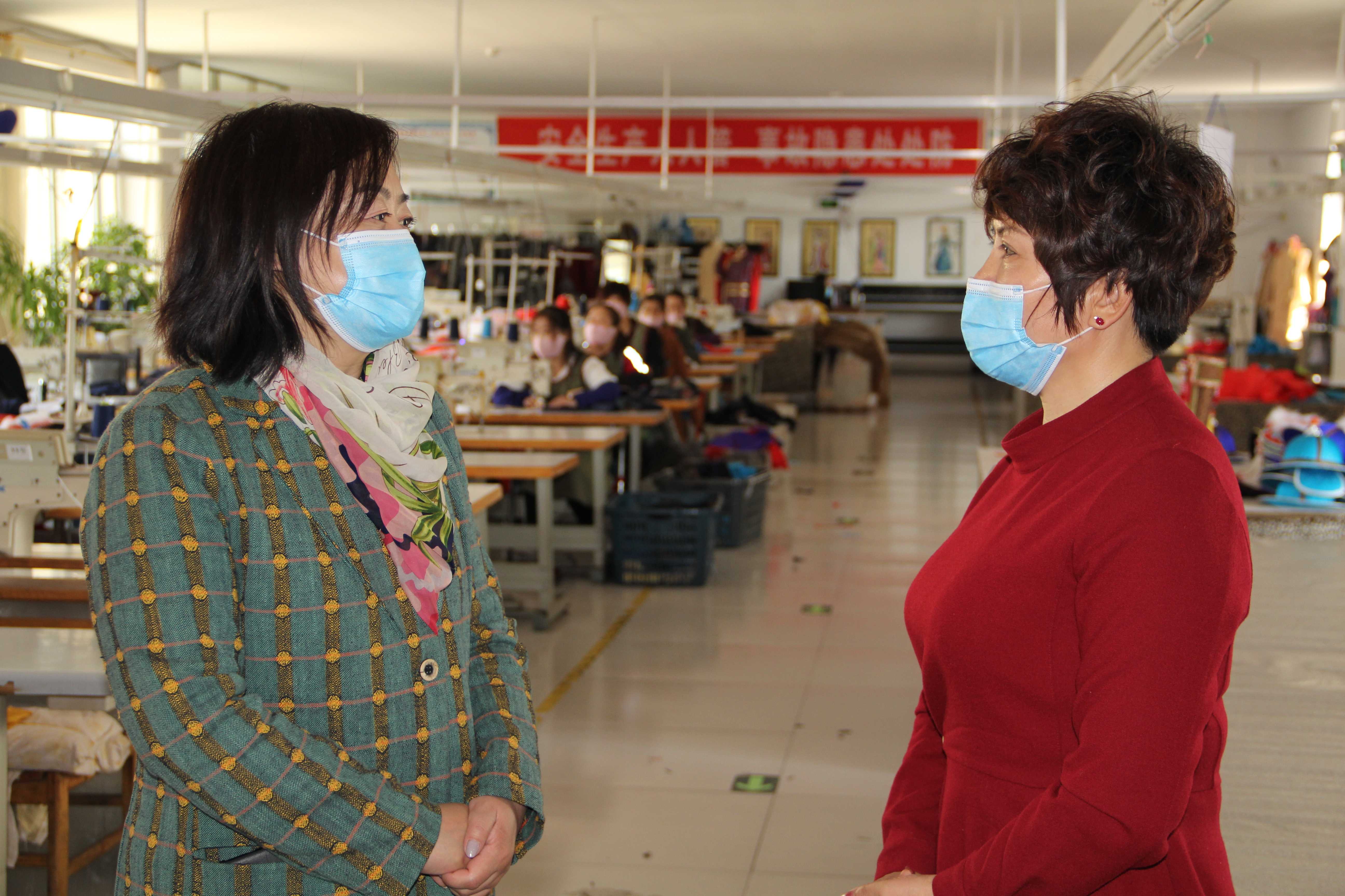 呼和浩特市妇联深入内蒙古德利源民族服饰有限公司开展“草原巾帼脱贫行动”专题调研