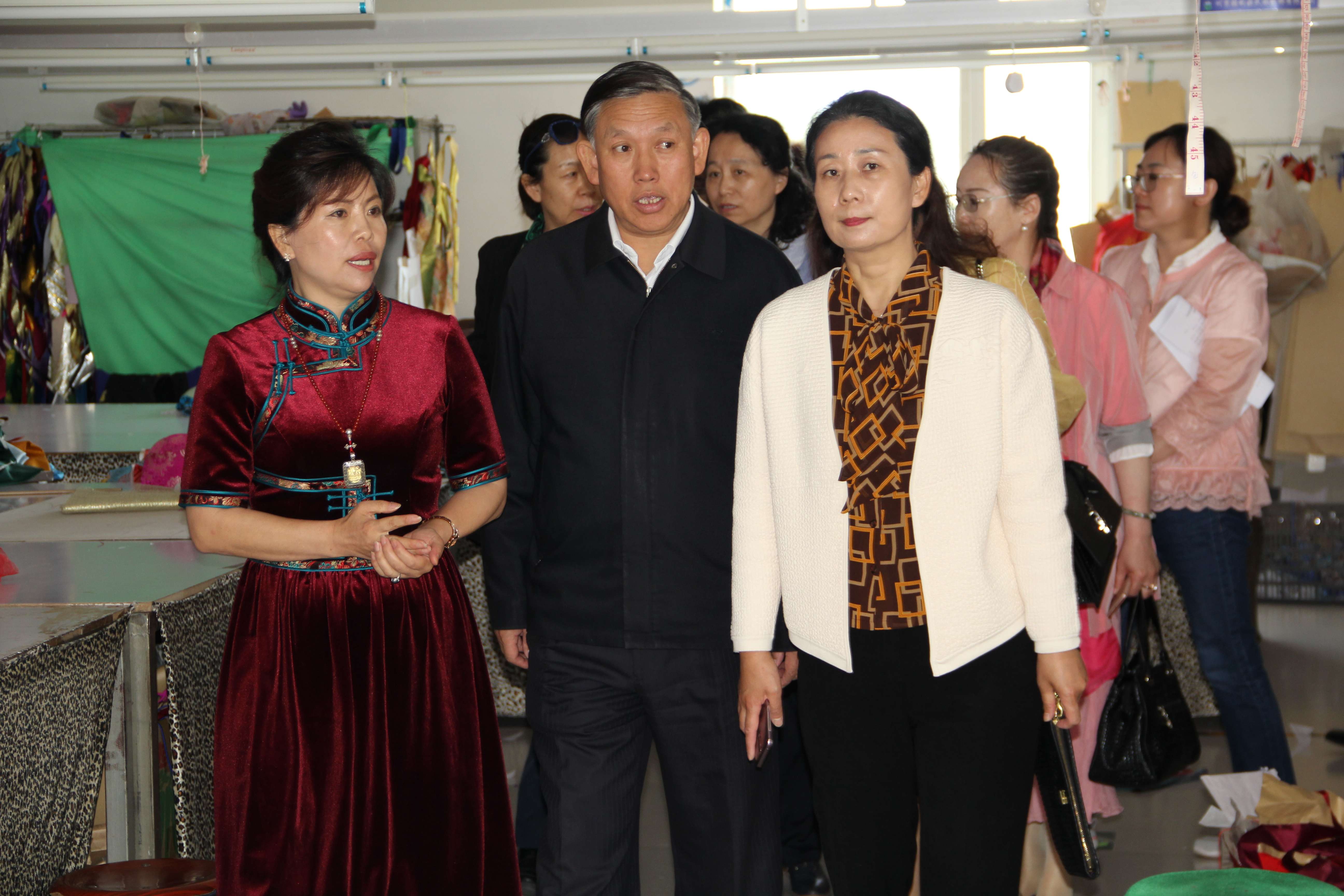 内蒙古自治区政协调研组一行来到内蒙古德利源民族服饰有限公司开展调研工作