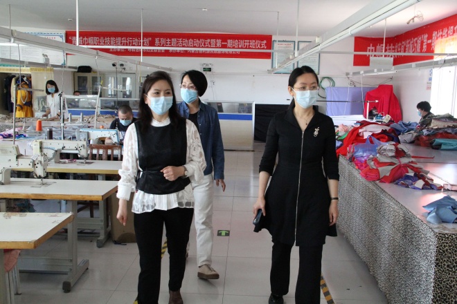 呼市总工会党组成员、副主席云娜带领调研组深入“德利源”公司开展调研